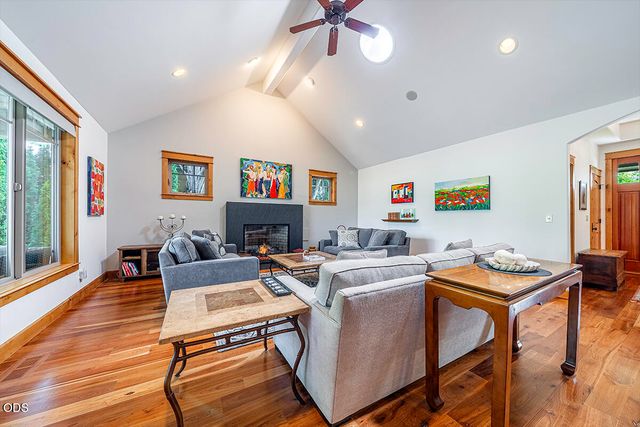 232 Island Pointe Drive, Medford, OR 97504