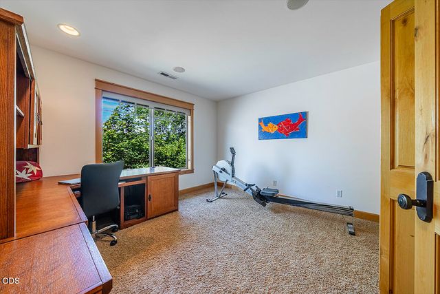 232 Island Pointe Drive, Medford, OR 97504