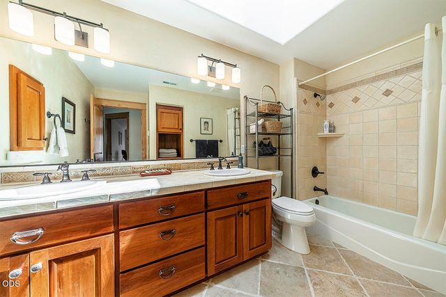 232 Island Pointe Drive, Medford, OR 97504