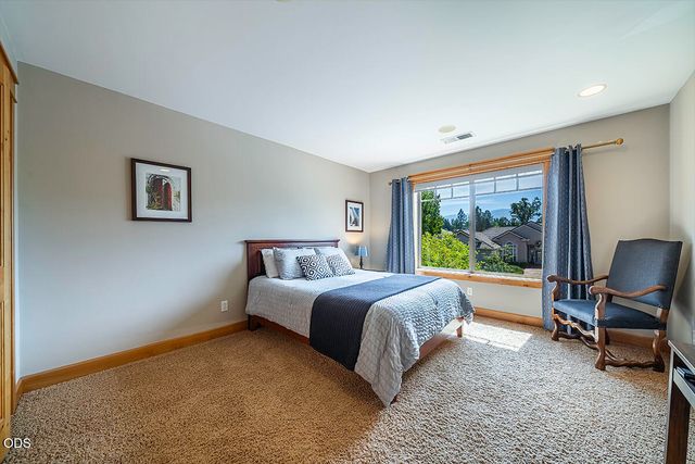 232 Island Pointe Drive, Medford, OR 97504