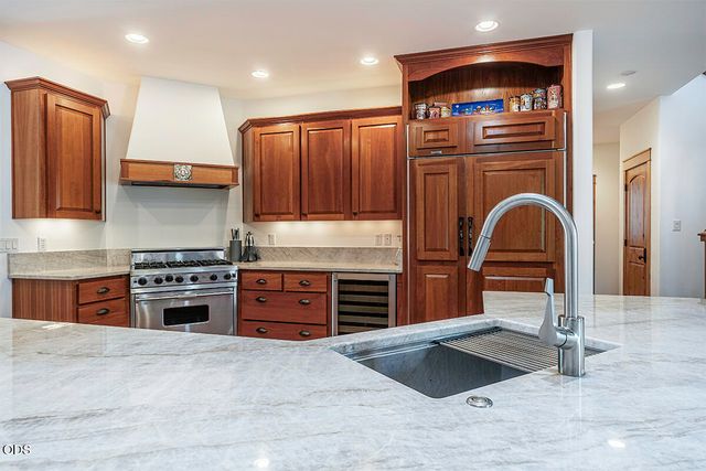 232 Island Pointe Drive, Medford, OR 97504