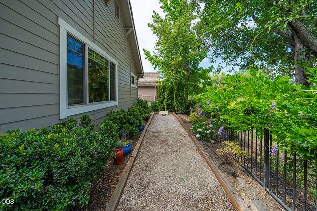 232 Island Pointe Drive, Medford, OR 97504