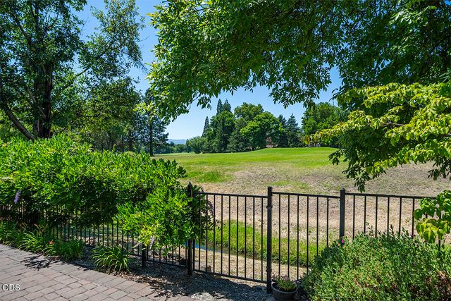 232 Island Pointe Drive, Medford, OR 97504