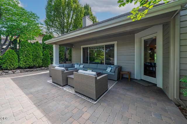 232 Island Pointe Drive, Medford, OR 97504
