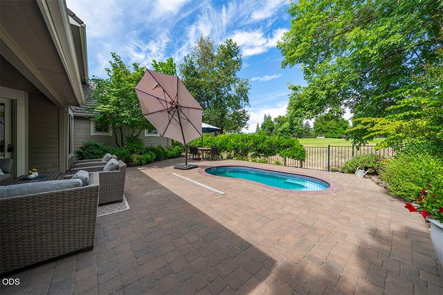 232 Island Pointe Drive, Medford, OR 97504