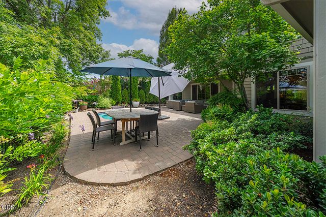 232 Island Pointe Drive, Medford, OR 97504