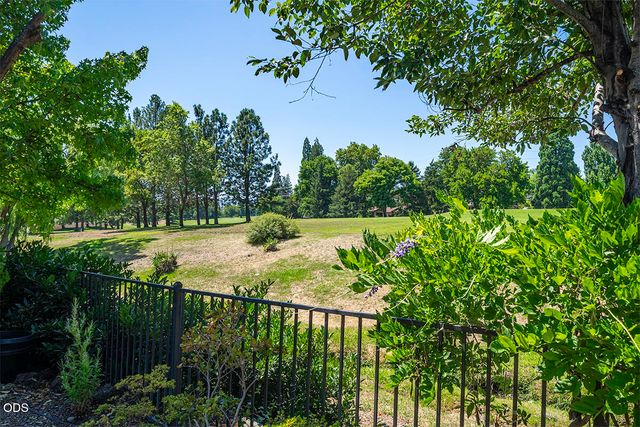 232 Island Pointe Drive, Medford, OR 97504