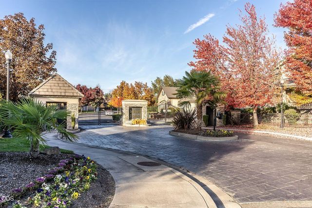 232 Island Pointe Drive, Medford, OR 97504