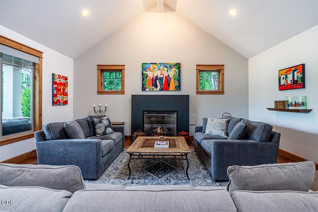 232 Island Pointe Drive, Medford, OR 97504