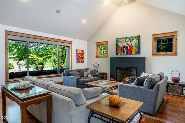 232 Island Pointe Drive, Medford, OR 97504