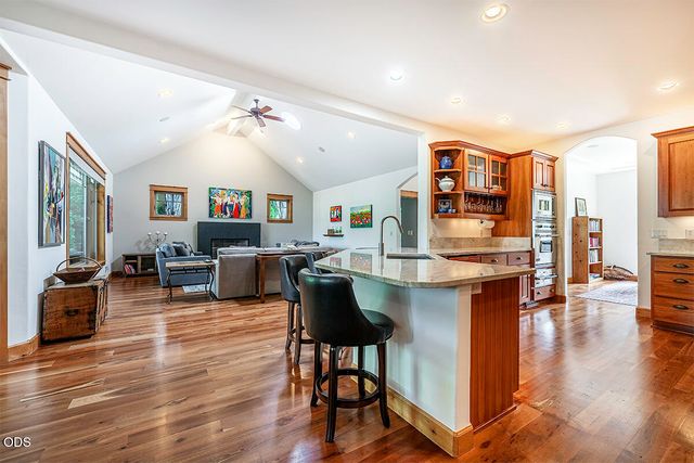 232 Island Pointe Drive, Medford, OR 97504