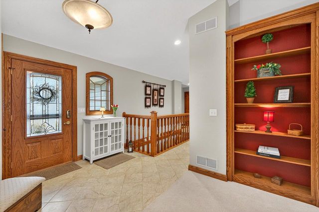 2520 Skyline DRIVE, West Bend, WI 53090