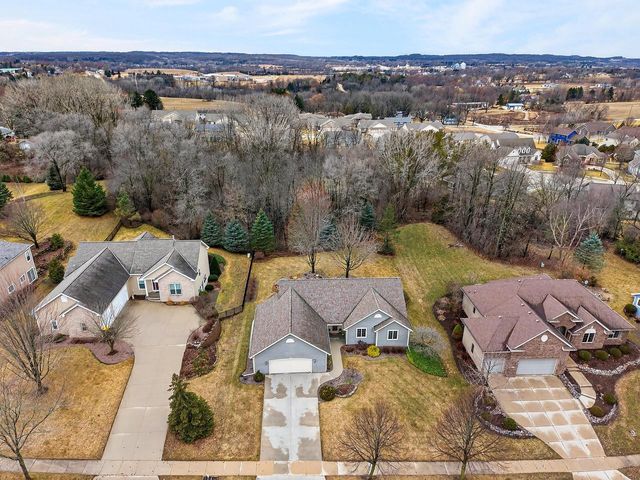 2520 Skyline DRIVE, West Bend, WI 53090