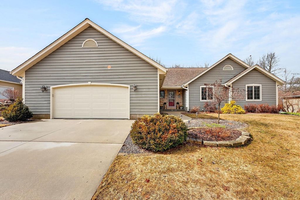 2520 Skyline DRIVE, West Bend, WI 53090