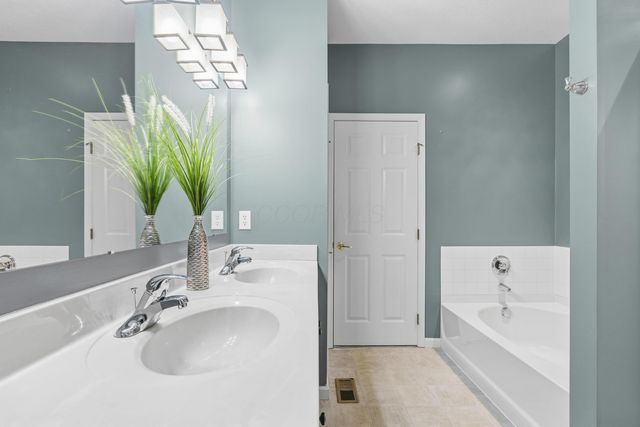 3240 Belstead Drive, Grove City, OH 43123