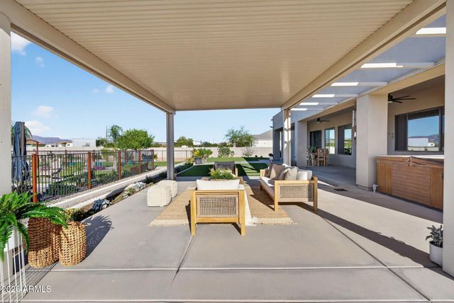 1124 E LOVELAND Lane, San Tan Valley, AZ 85140