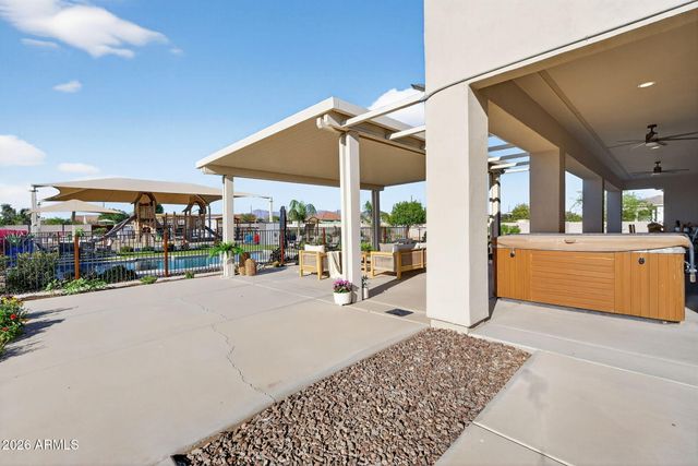 1124 E LOVELAND Lane, San Tan Valley, AZ 85140