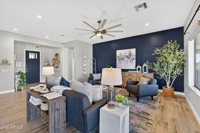 1124 E LOVELAND Lane, San Tan Valley, AZ 85140