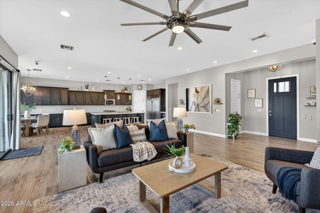 1124 E LOVELAND Lane, San Tan Valley, AZ 85140