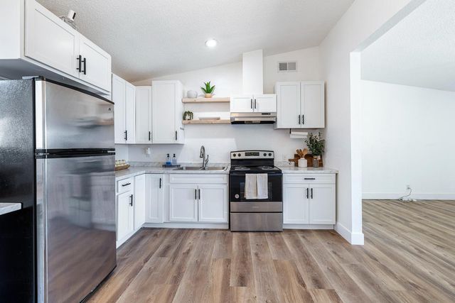 138 W Escalon Avenue, Fresno, CA 93704