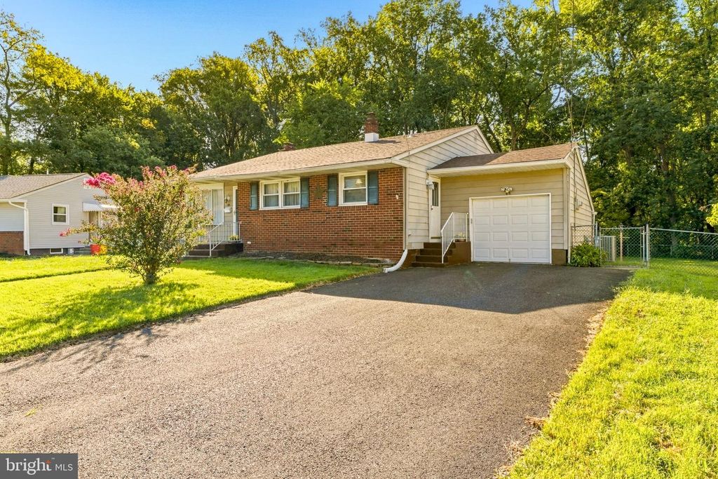 516 BEVERLY DR, Magnolia, NJ 08049