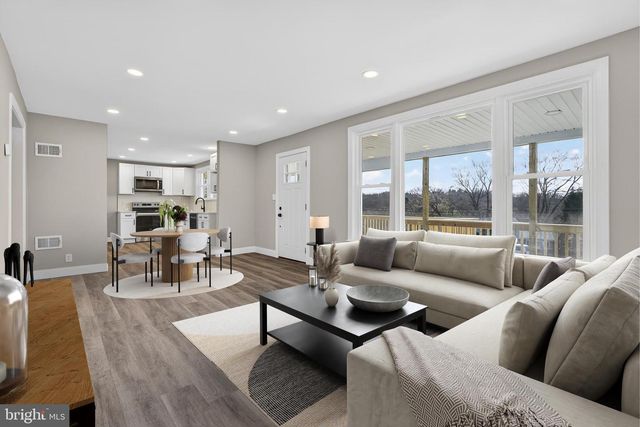 5960 CLOVER RD, Harrisburg, PA 17112