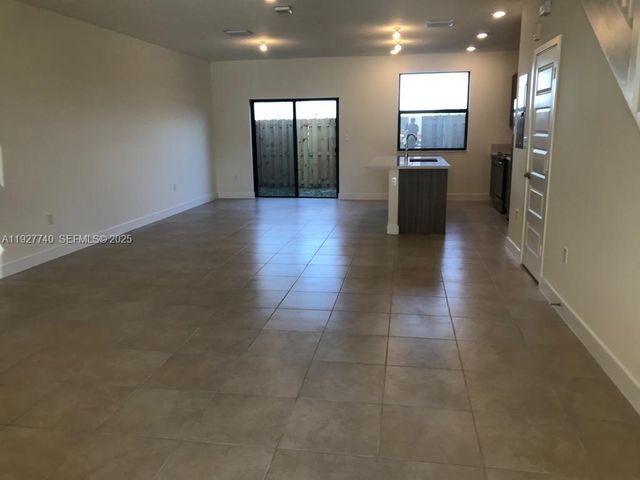 10431 NW 82nd St 5, Doral, FL 33178