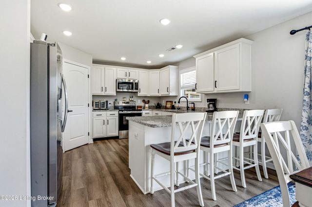 6913 Nicolas Farms Ct, Louisville, KY 40229