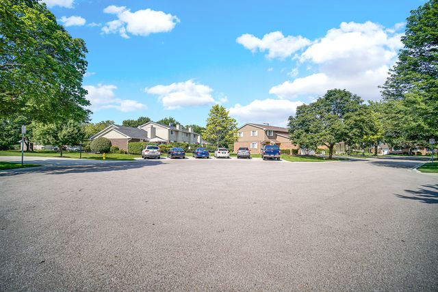 1010 Heathrow Court, Wheaton, IL 60189