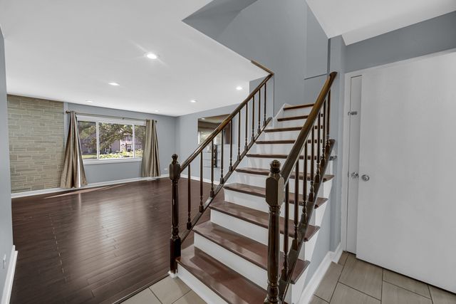 1010 Heathrow Court, Wheaton, IL 60189