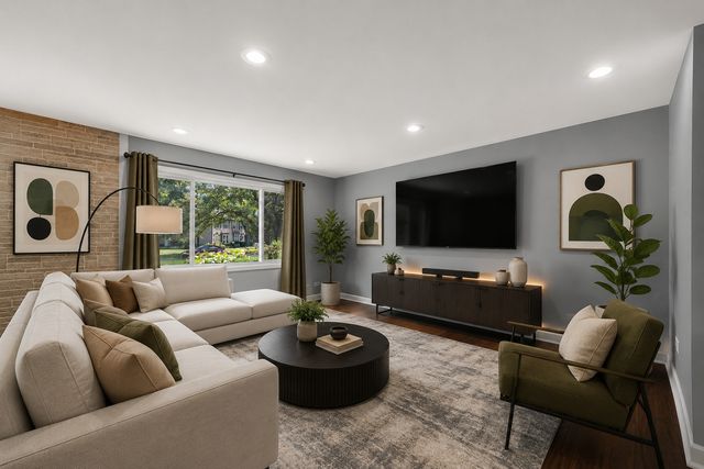 1010 Heathrow Court, Wheaton, IL 60189