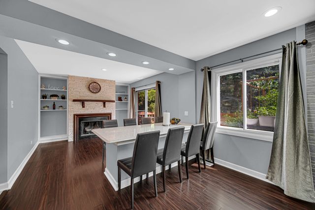 1010 Heathrow Court, Wheaton, IL 60189