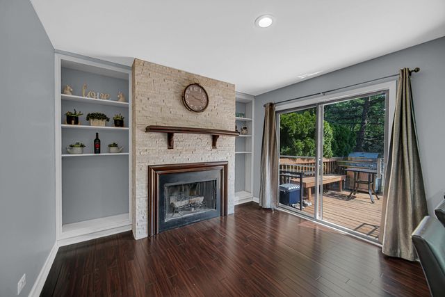 1010 Heathrow Court, Wheaton, IL 60189