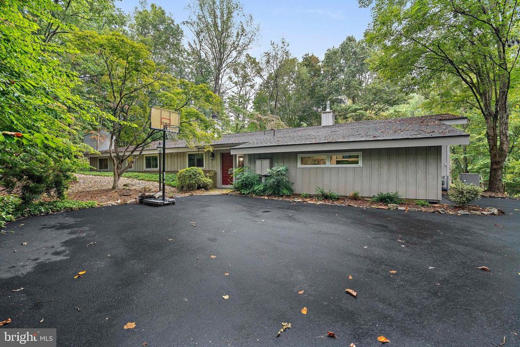 9706 BEACH MILL RD, Great Falls, VA 22066