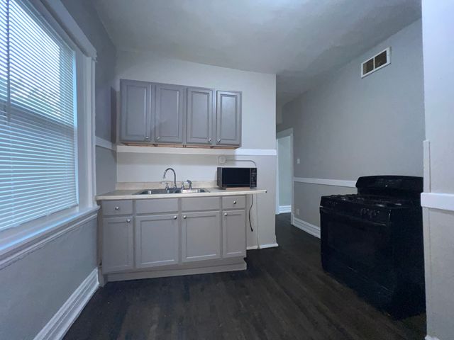 2707 E 78th Street 2W, Chicago, IL 60649