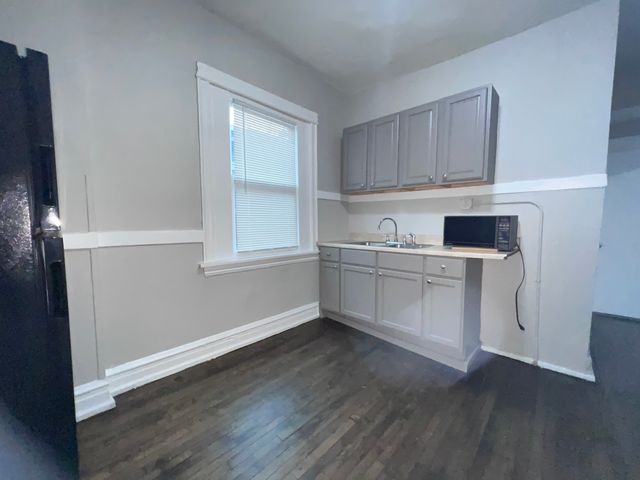 2707 E 78th Street 2W, Chicago, IL 60649