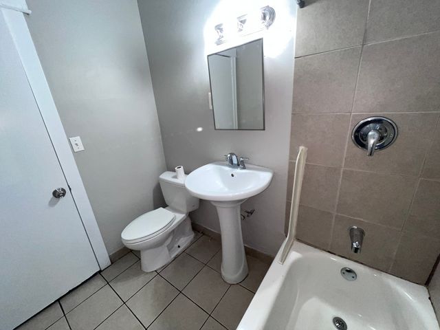 2707 E 78th Street 2W, Chicago, IL 60649