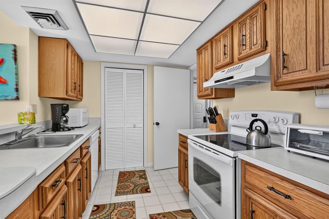 5188 Woodland Lakes Drive 332, Palm Beach Gardens, FL 33418