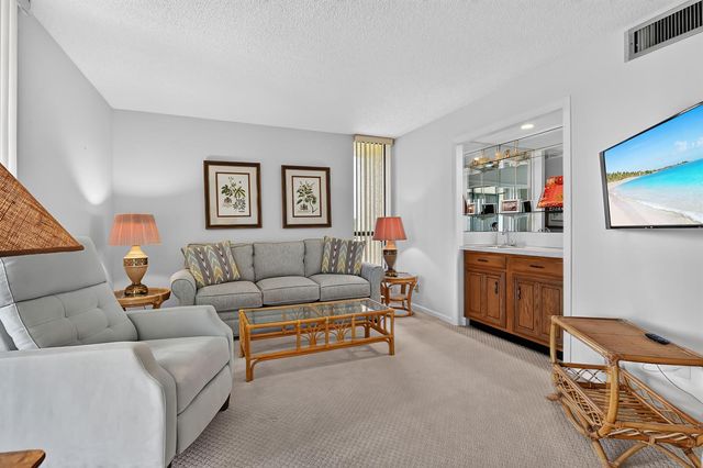 5188 Woodland Lakes Drive 332, Palm Beach Gardens, FL 33418