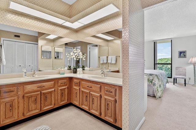 5188 Woodland Lakes Drive 332, Palm Beach Gardens, FL 33418
