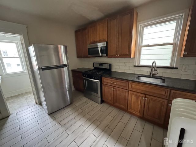 7 Maple Street, New Brunswick, NJ 08901