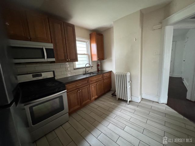 7 Maple Street, New Brunswick, NJ 08901