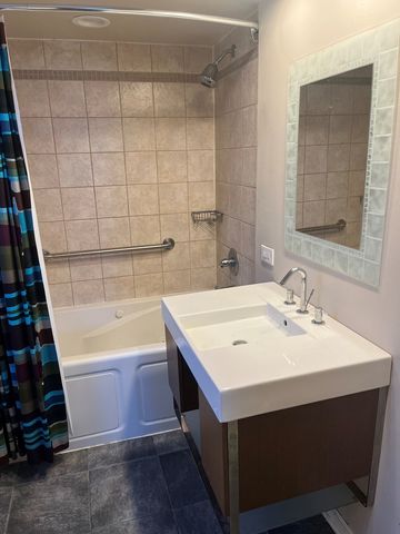 2849 W Pratt Boulevard, Chicago, IL 60645