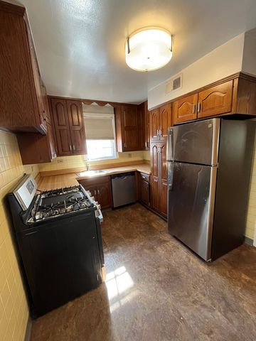 2849 W Pratt Boulevard, Chicago, IL 60645