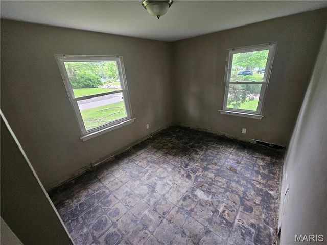 9801 Lorna Lane, St Louis, MO 63136