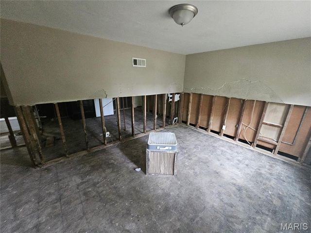 9801 Lorna Lane, St Louis, MO 63136