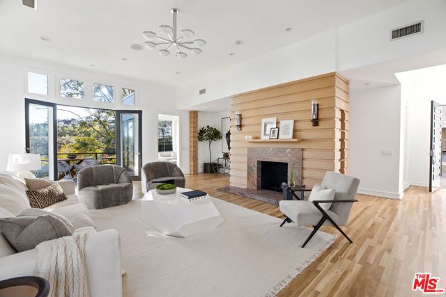 9314 Lloydcrest Drive, Los Angeles, CA 90210