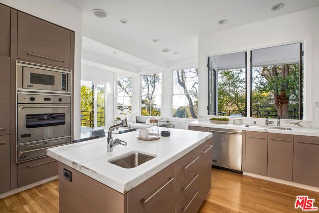 9314 Lloydcrest Drive, Los Angeles, CA 90210