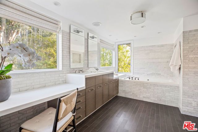 9314 Lloydcrest Drive, Los Angeles, CA 90210