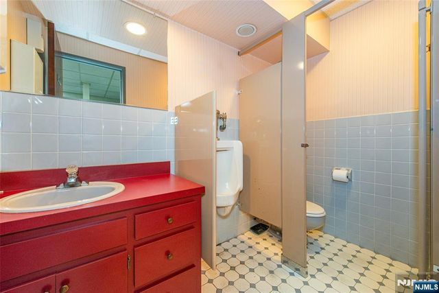 9 Fairfield Avenue, Little Falls, NJ 07424